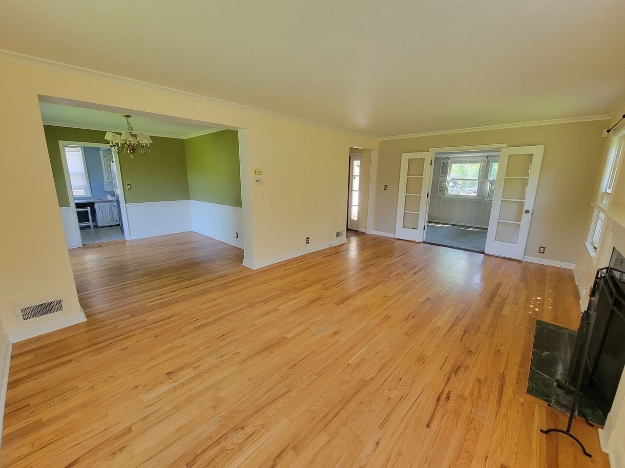 2033 Portage Ave - Photo 4 of 37