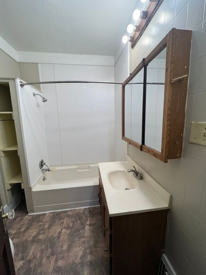 332 W 19th St - Photo 3 of 9