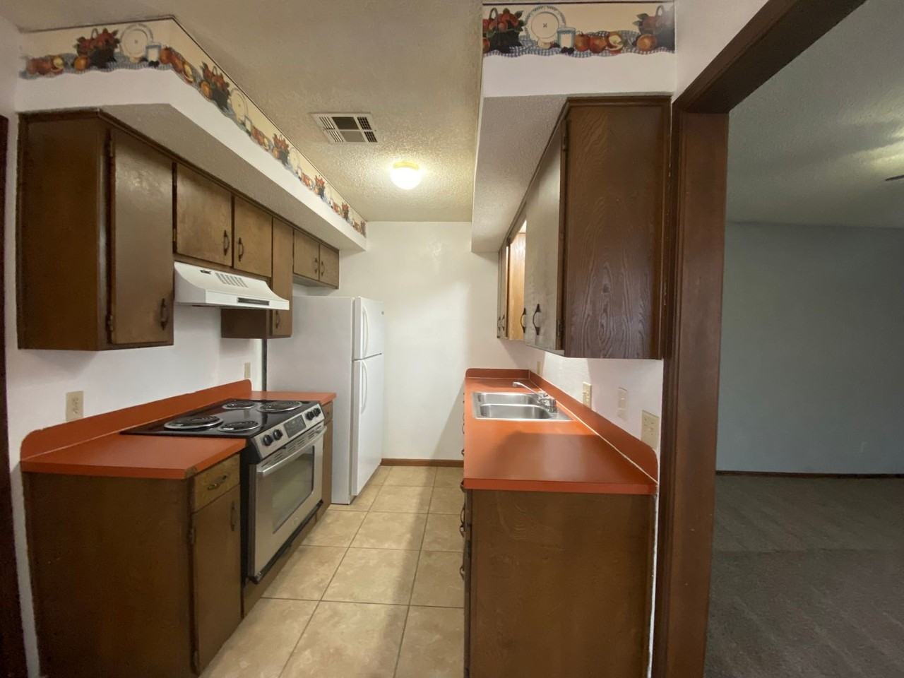 2115 W Oak Ave - Photo 4 of 9