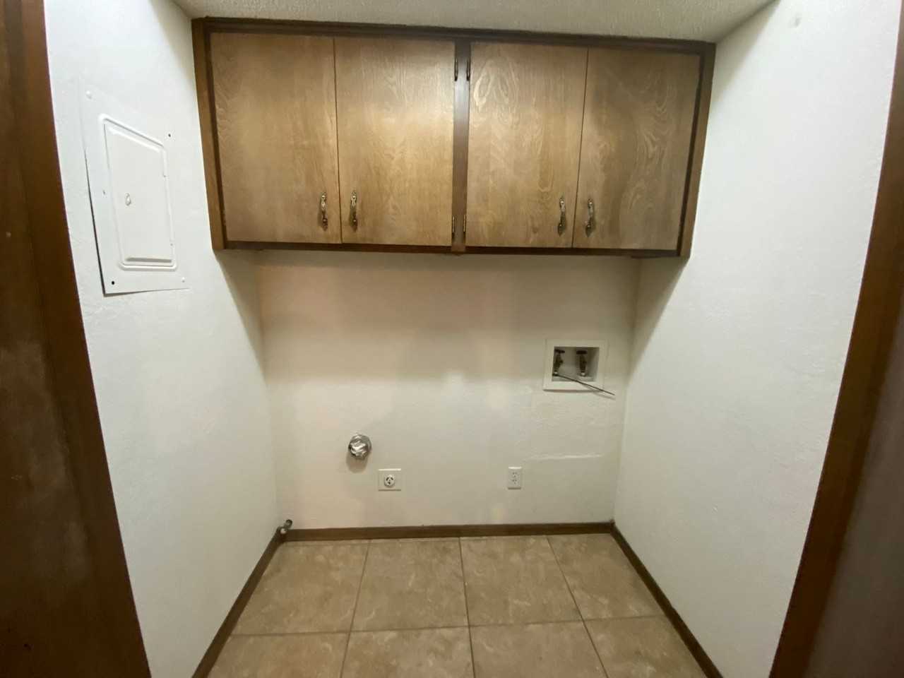 2115 W Oak Ave - Photo 5 of 9