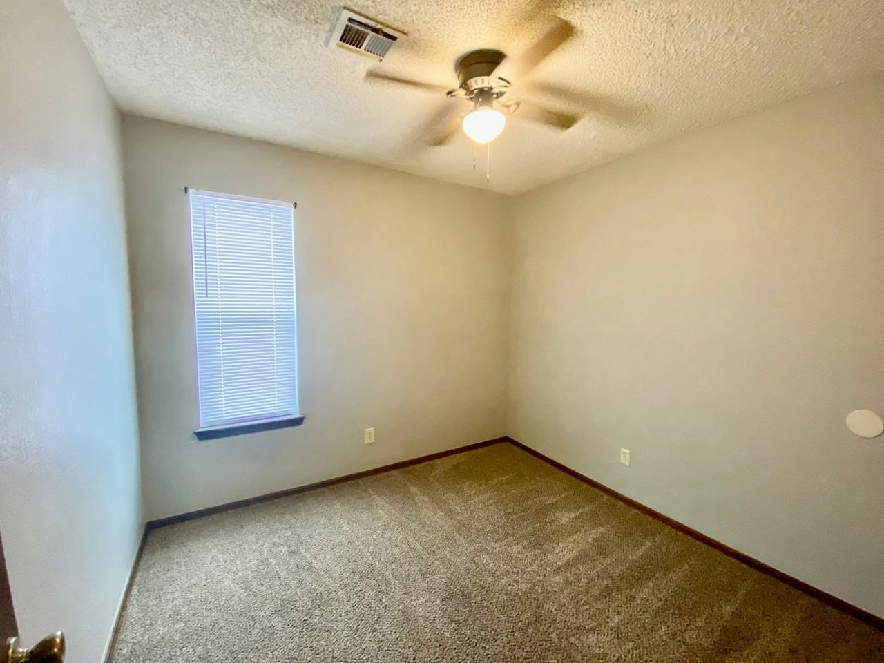 2115 W Oak Ave - Photo 7 of 9