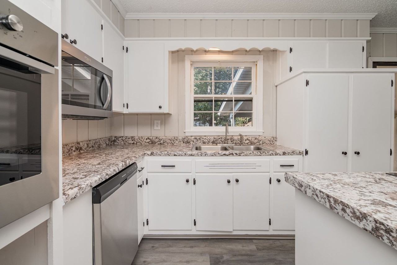 228 Bate Ave - Photo 2 of 26