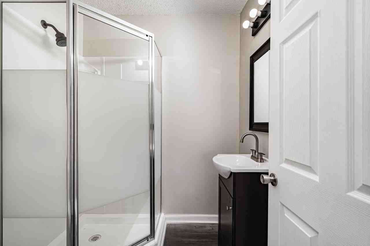 228 Bate Ave - Photo 4 of 26