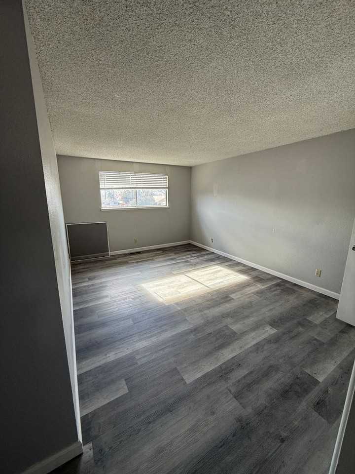 2171 Rock Blvd - Photo 3 of 12