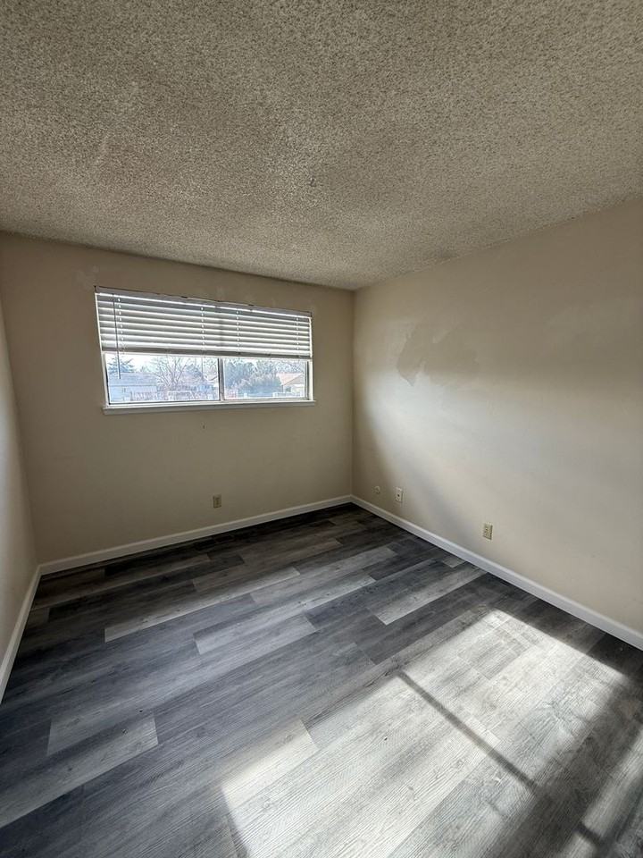 2171 Rock Blvd - Photo 5 of 12