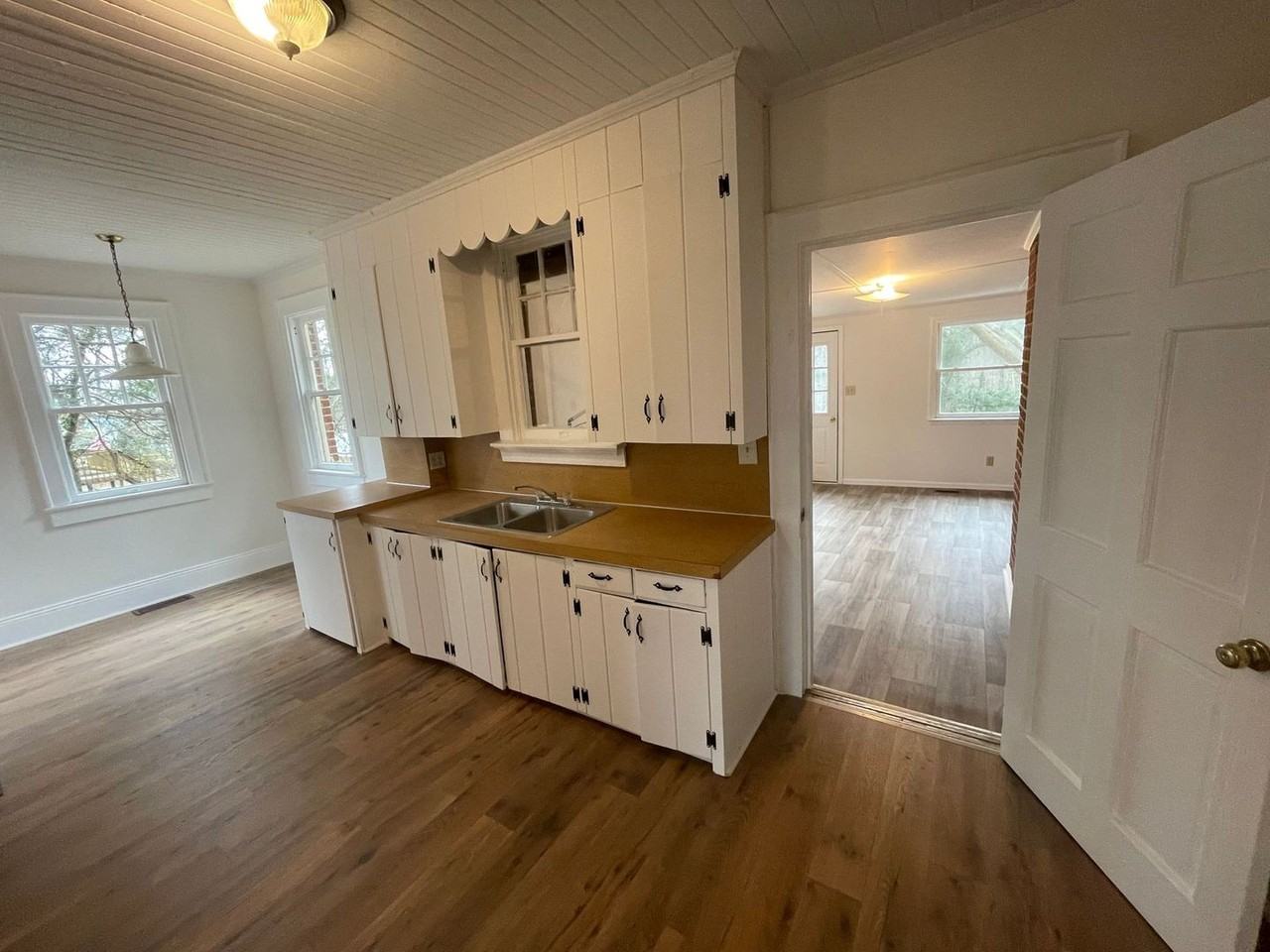 1521 Kings Rd - Photo 5 of 29