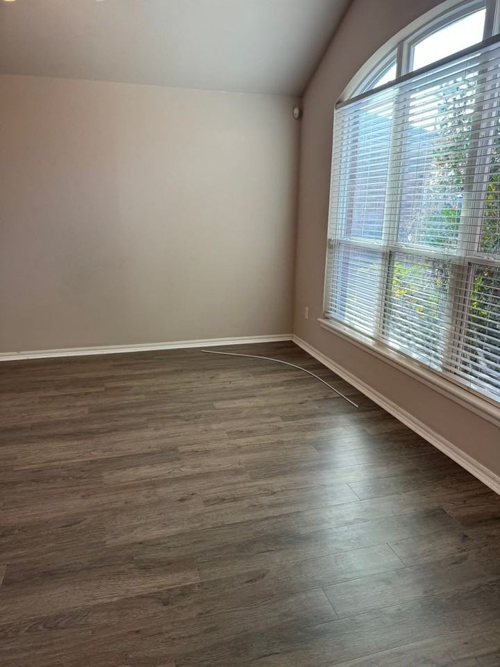 4420 Applegate Dr - Photo 5 of 25