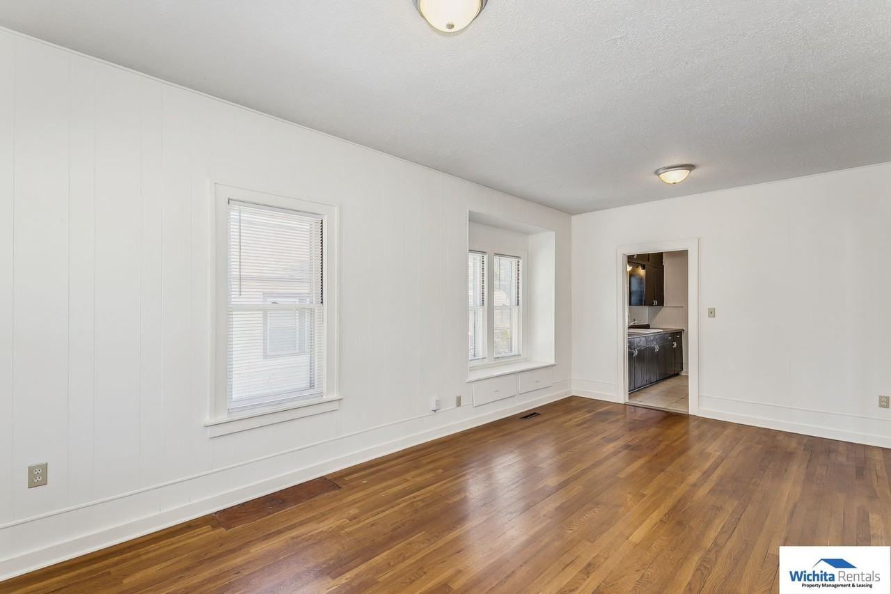 2315 W Maple St - Photo 2 of 14