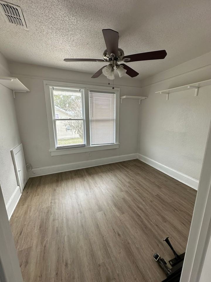 136 Avenue C Ne - Photo 4 of 10