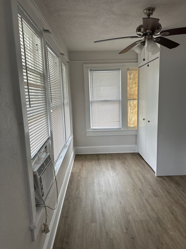 136 Avenue C Ne - Photo 5 of 10