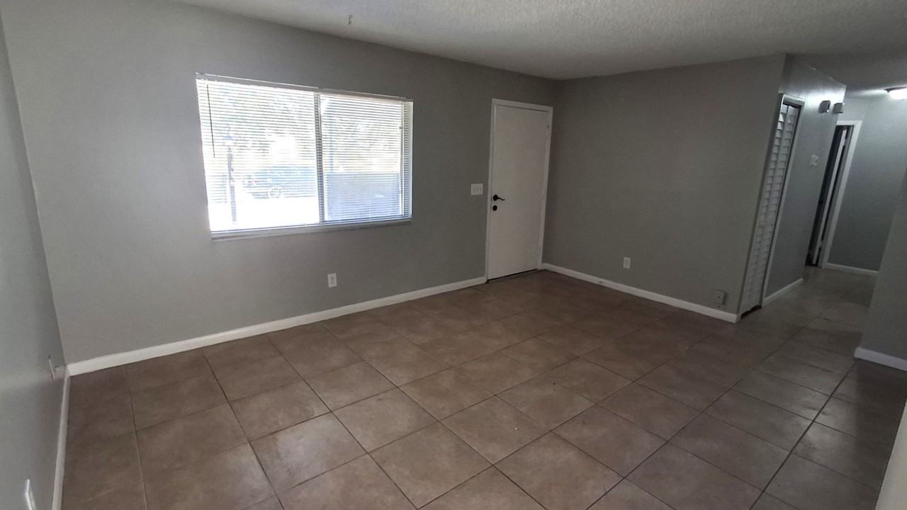 4720 Lighthouse Cir - Photo 3 of 15