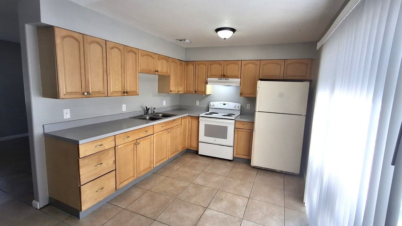 4720 Lighthouse Cir - Photo 6 of 15