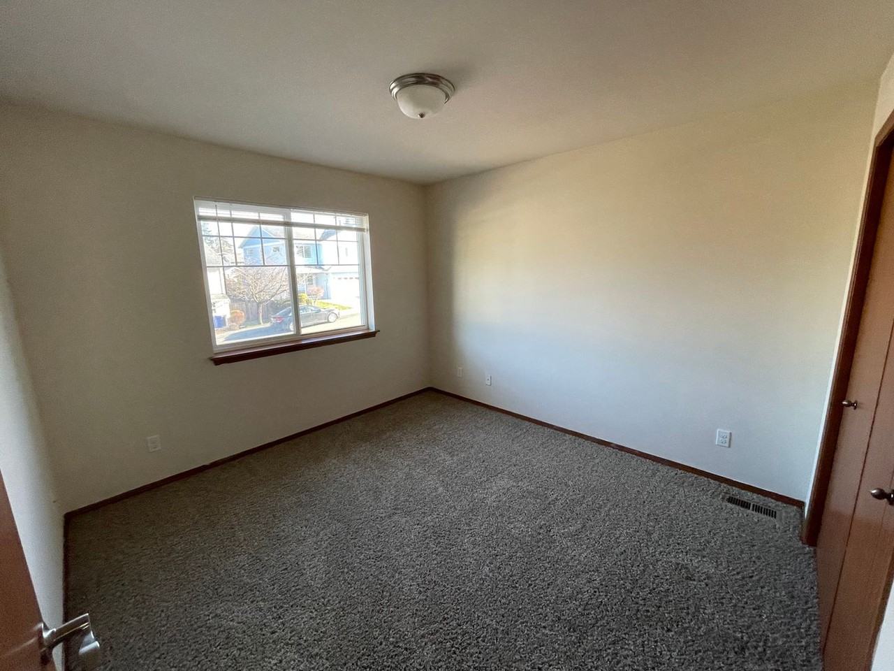 155 Ne Melrose Dr - Photo 4 of 10