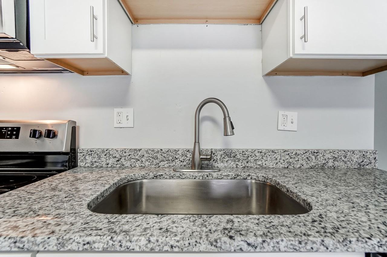 1720 Shuler Ave - Photo 5 of 33