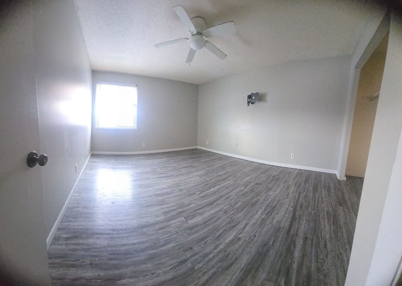 318 Riley Dr - Photo 3 of 7