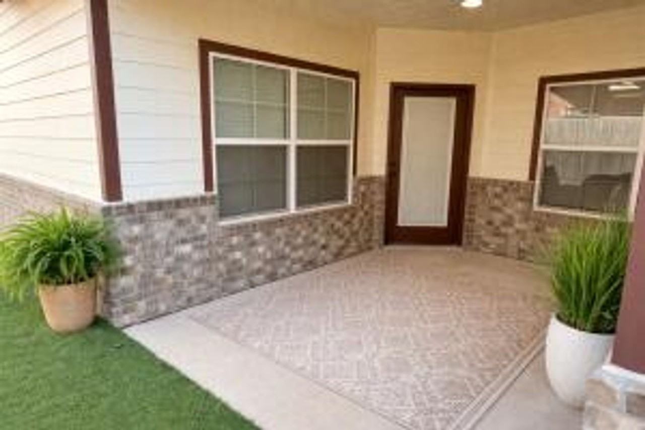 2107 9th St - Photo 2 of 9