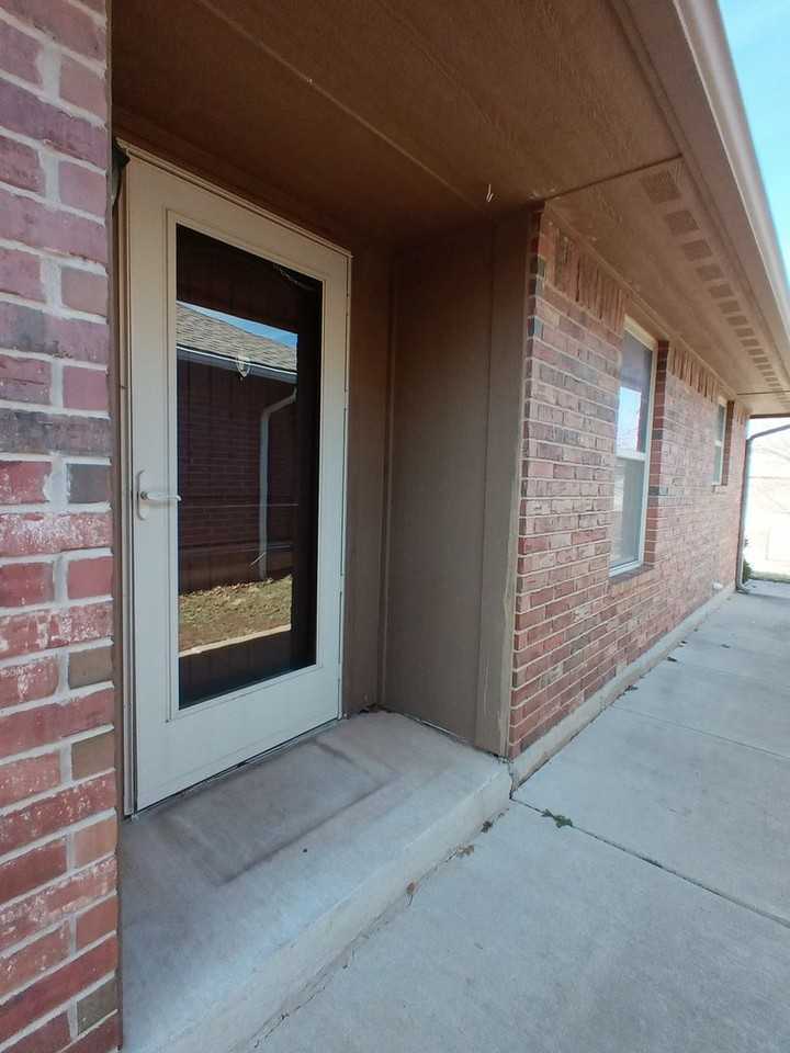 2432 Nw 197th St - Photo 3 of 25