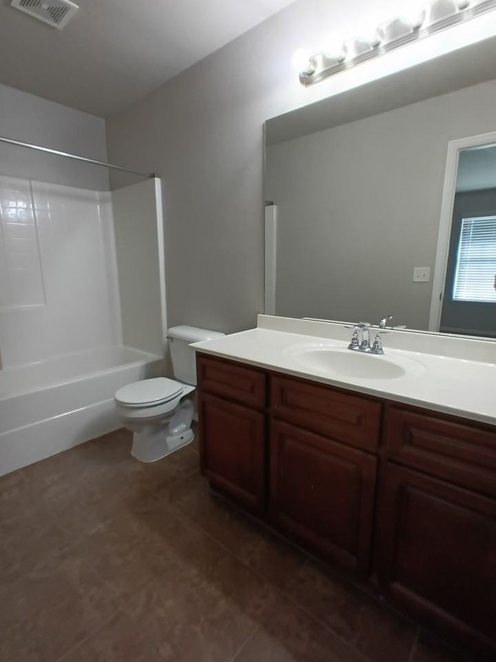 2432 Nw 197th St - Photo 5 of 25