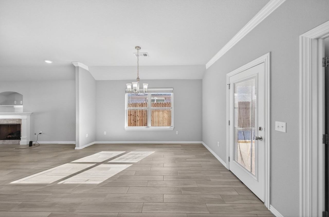 971 Lakeview Dr - Photo 3 of 26