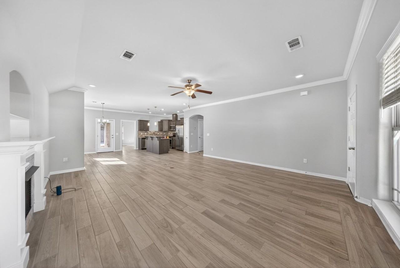 971 Lakeview Dr - Photo 4 of 26