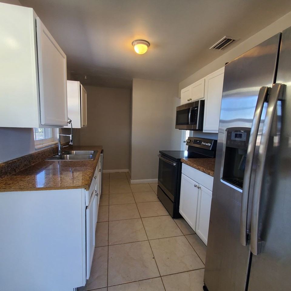 22025 Beverly Ave - Photo 2 of 16