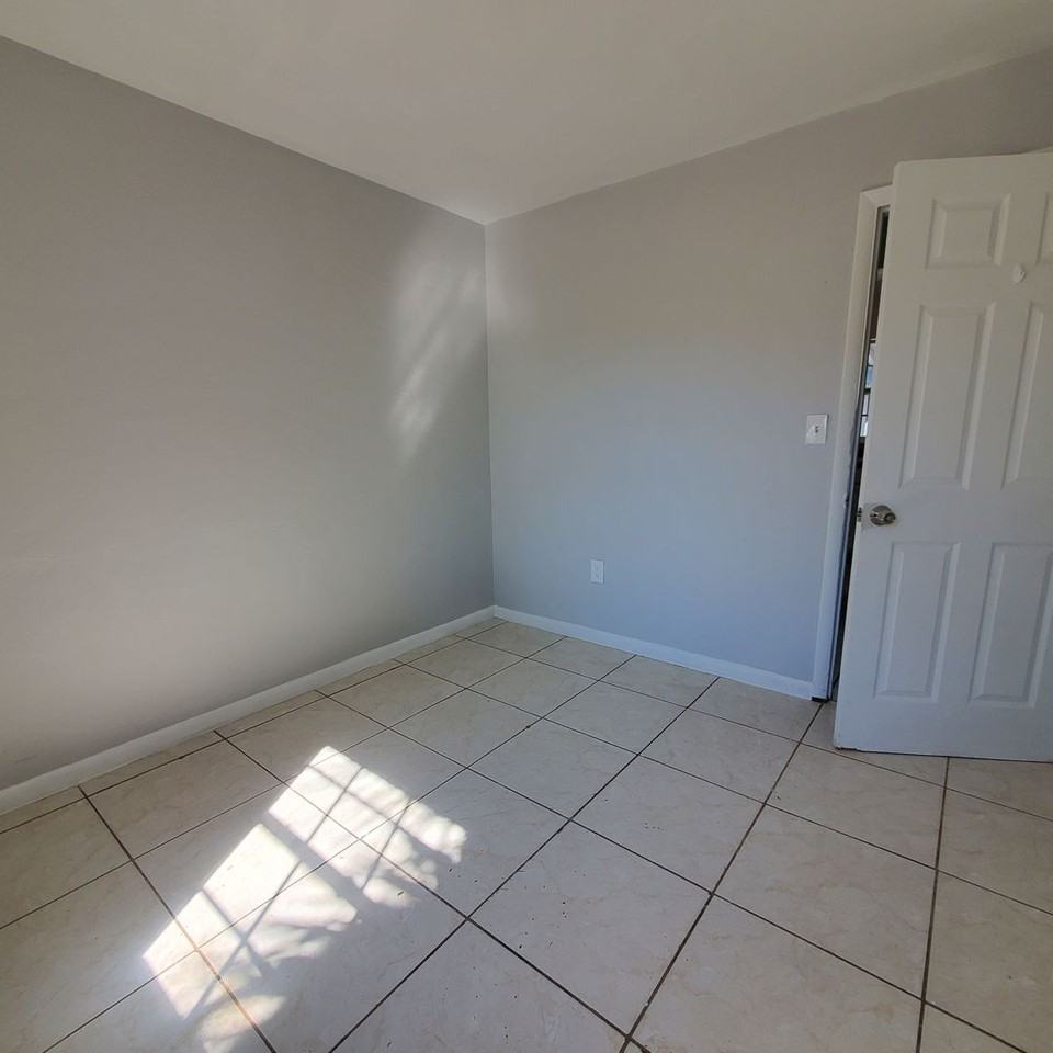22025 Beverly Ave - Photo 3 of 16