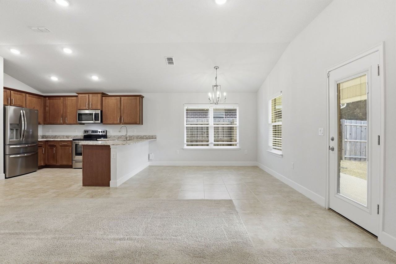 15951 Nw 123rd Ave - Photo 4 of 27