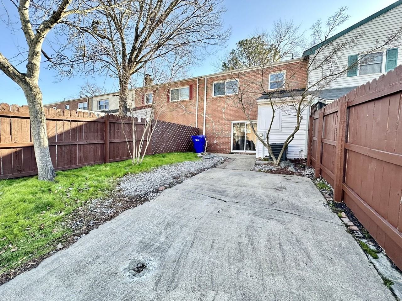 2240 Chadwick Dr - Photo 2 of 39