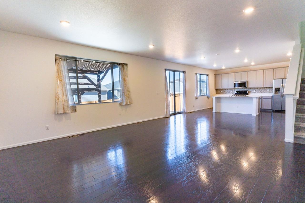 489 S Olathe St - Photo 2 of 37