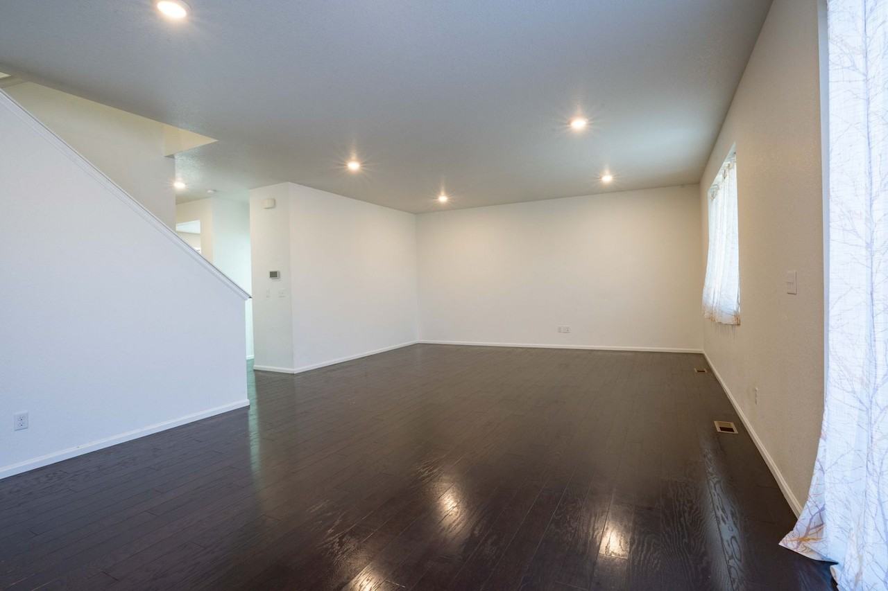 489 S Olathe St - Photo 4 of 37