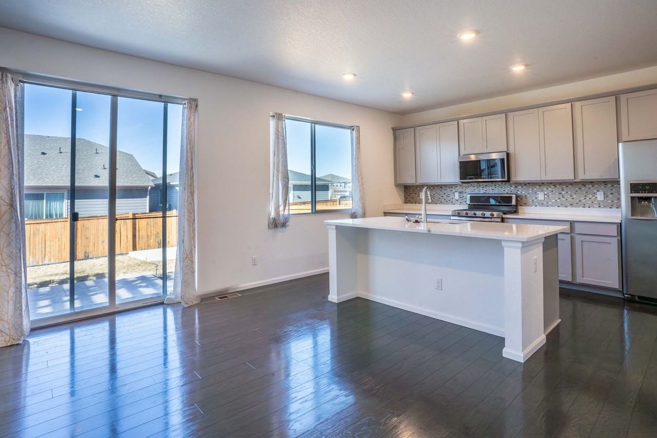 489 S Olathe St - Photo 5 of 37