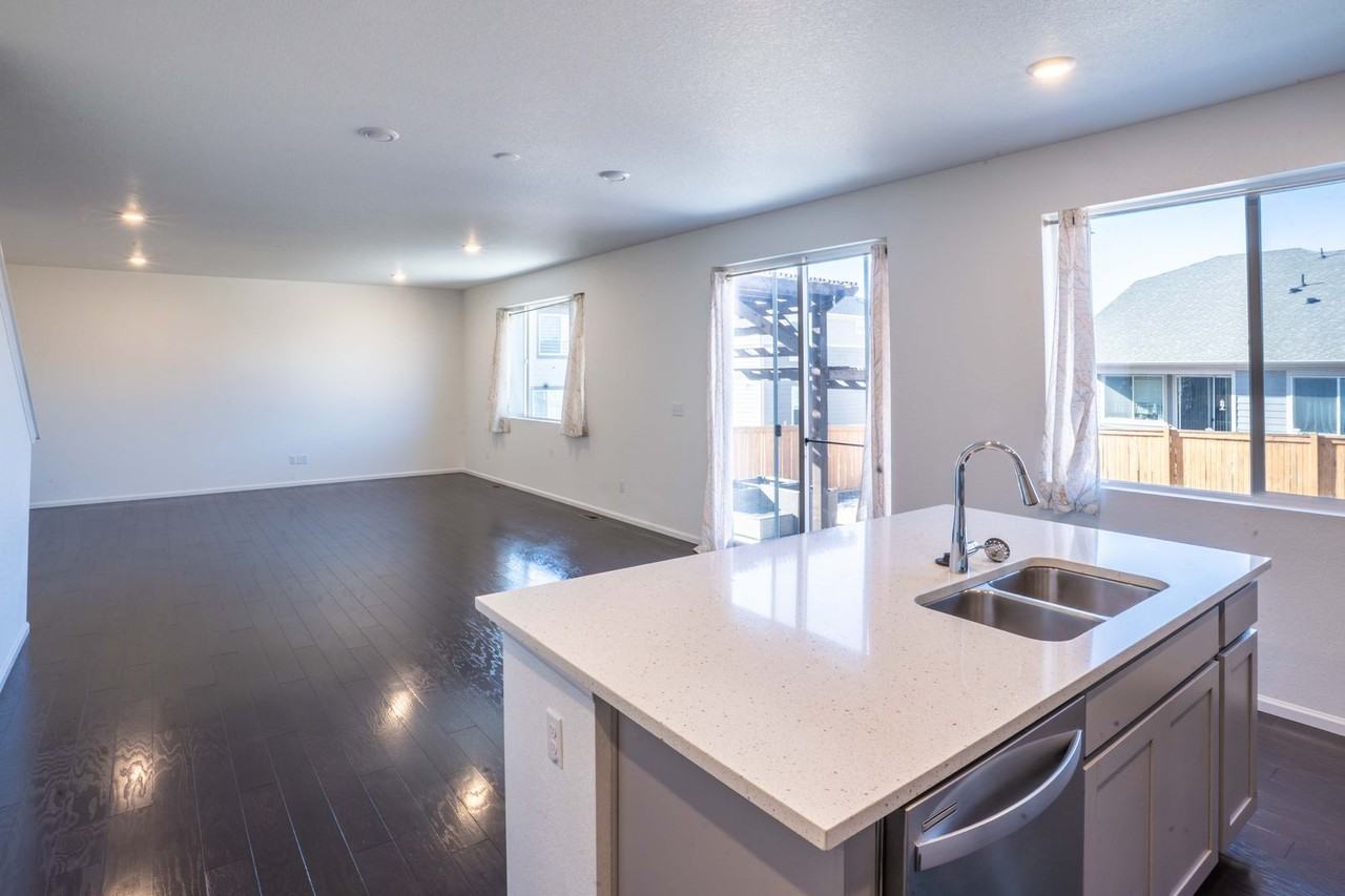 489 S Olathe St - Photo 7 of 37