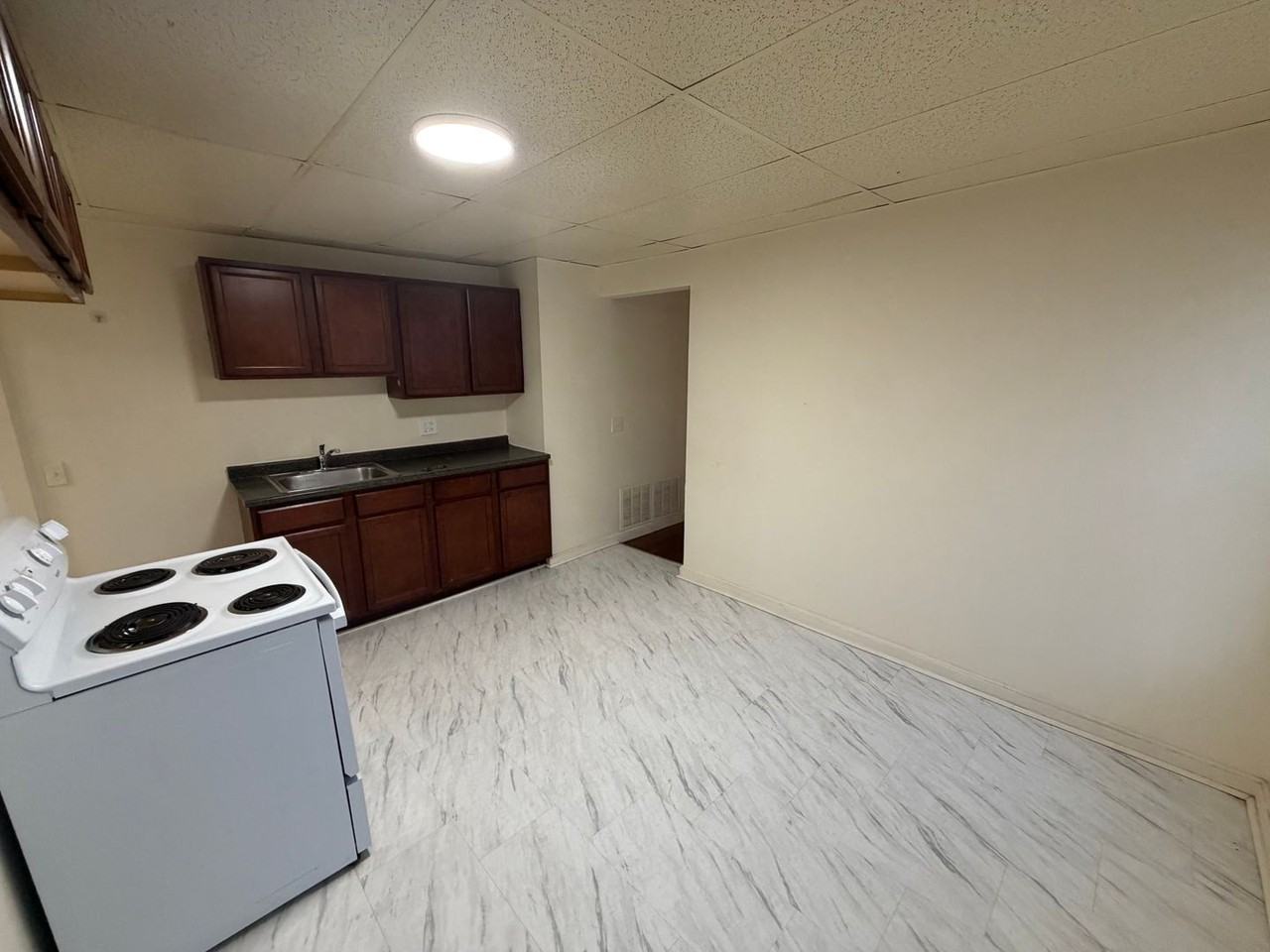 225 Oakland St - Photo 2 of 6