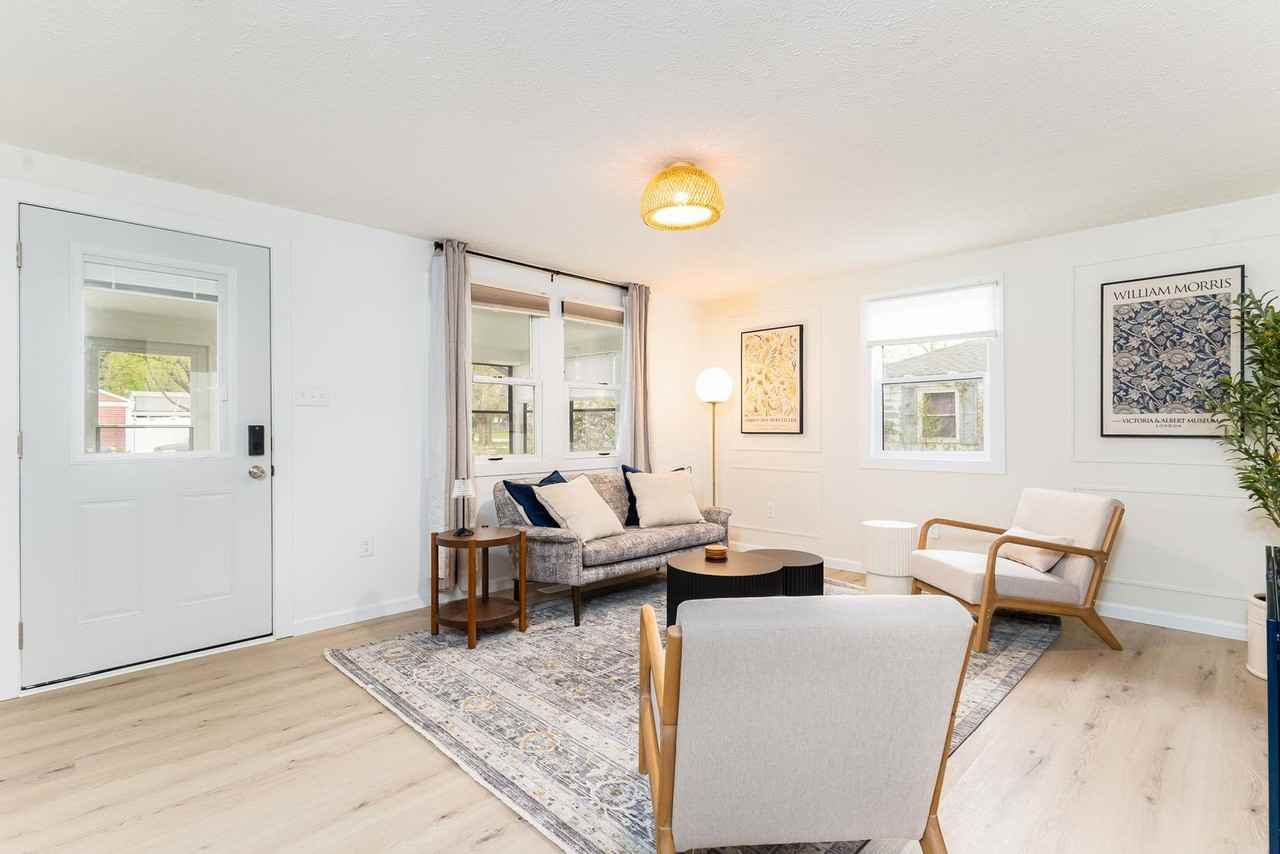 834 Woodcliff Dr - Photo 2 of 24