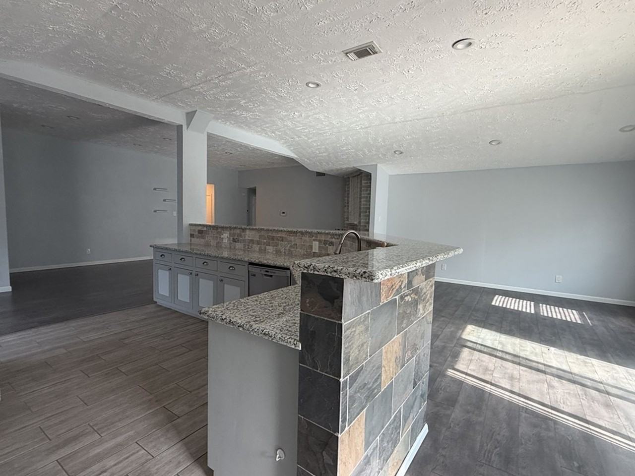 306 Floravista Dr - Photo 7 of 25