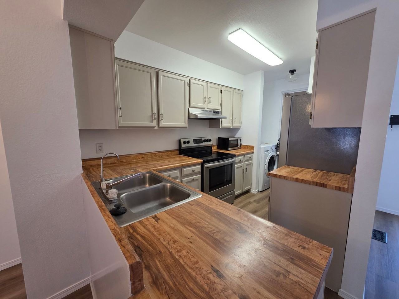 3670 Queen Anne Way - Photo 3 of 17