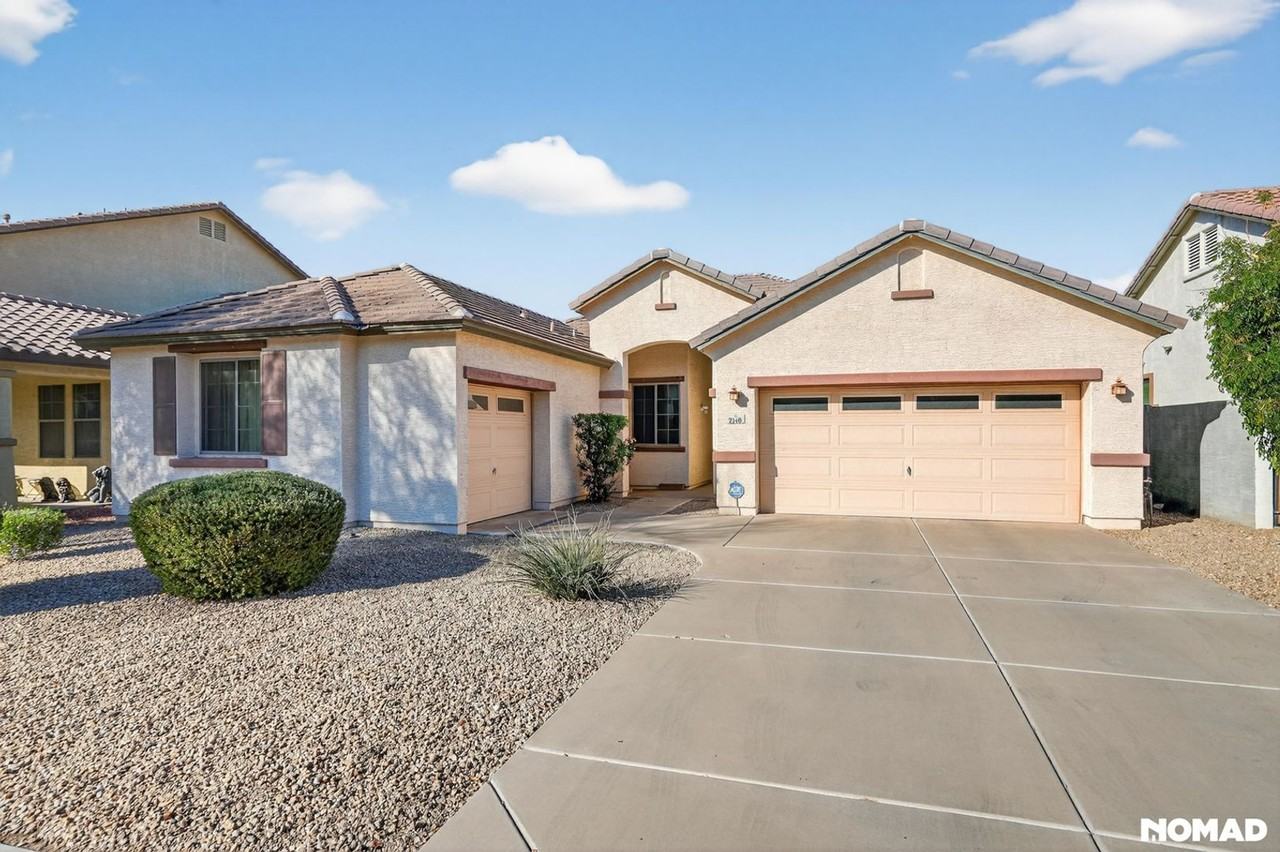 2140 W Desert Ln - Photo 2 of 31