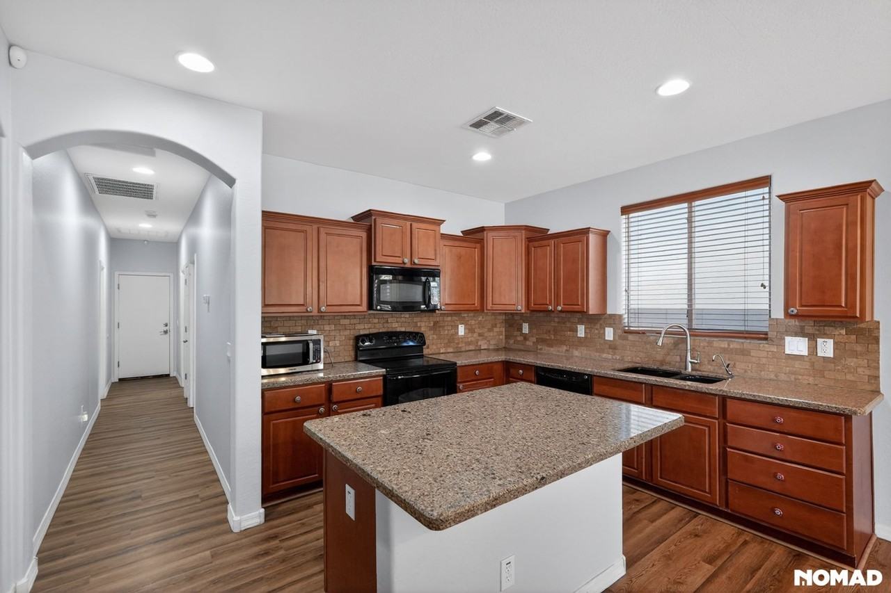 2140 W Desert Ln - Photo 3 of 31