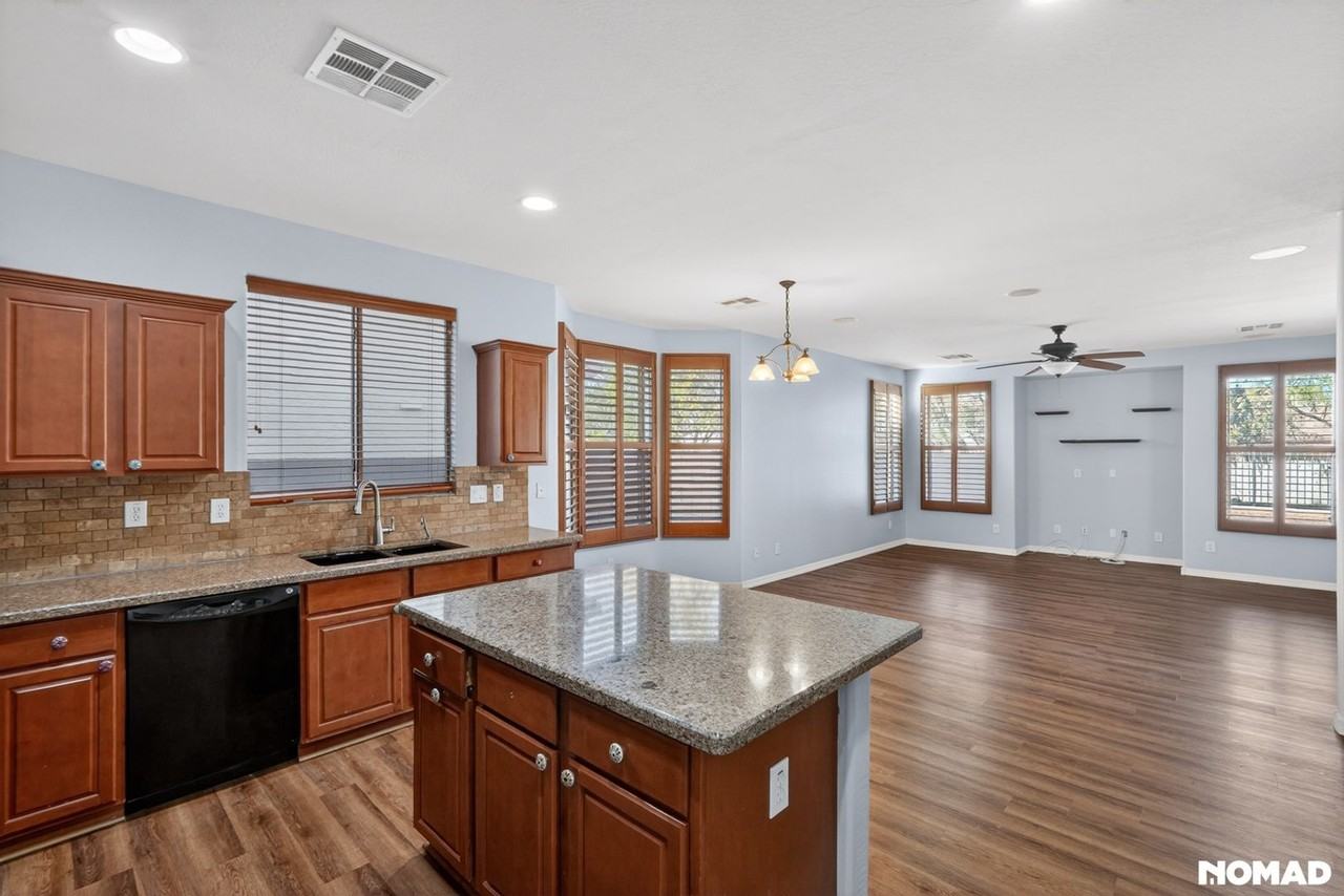 2140 W Desert Ln - Photo 6 of 31