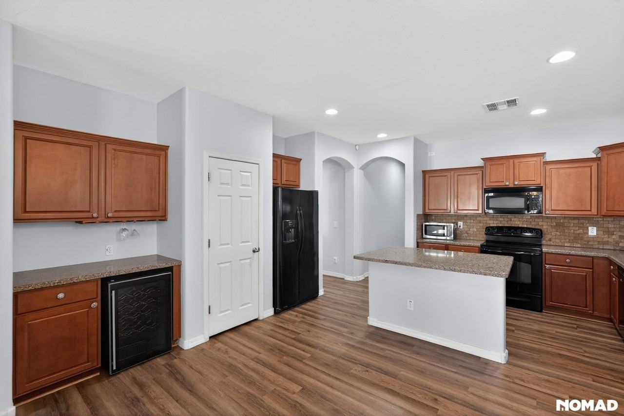 2140 W Desert Ln - Photo 5 of 31