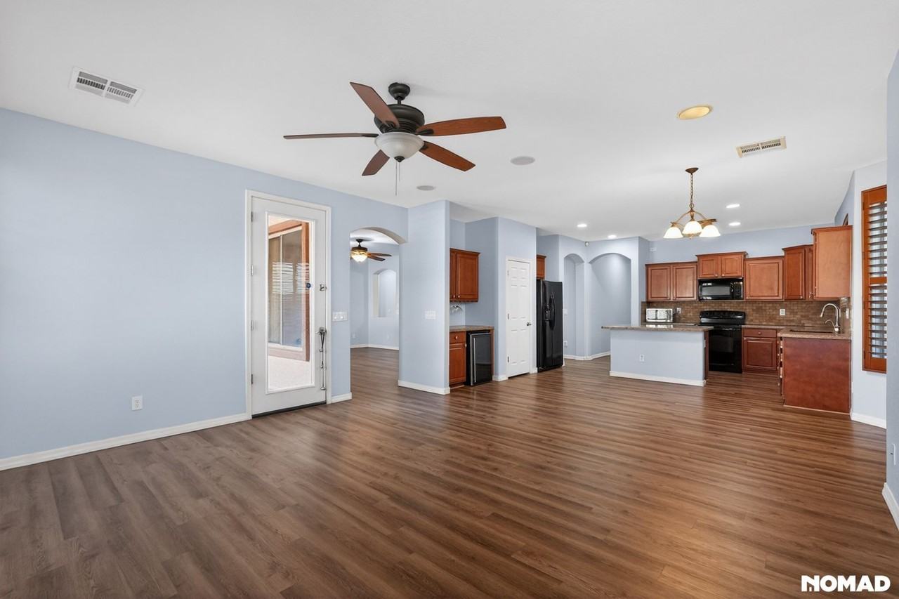 2140 W Desert Ln - Photo 2 of 31