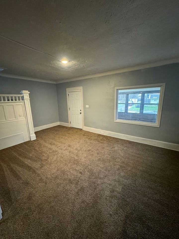 466 Woodland Ave - Photo 4 of 18