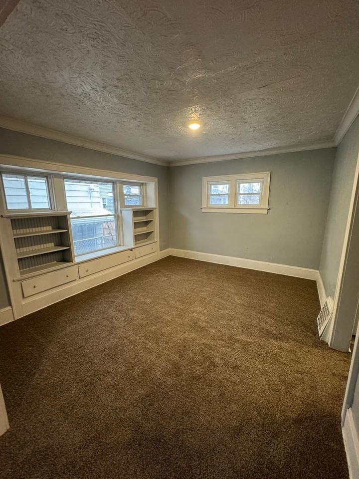 466 Woodland Ave - Photo 5 of 18