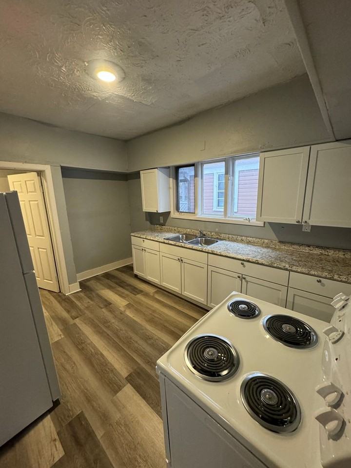 466 Woodland Ave - Photo 7 of 18