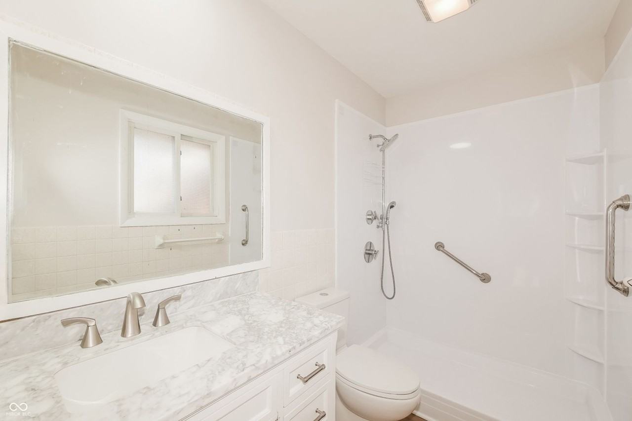 8512 W Eucalyptus Ave - Photo 3 of 11