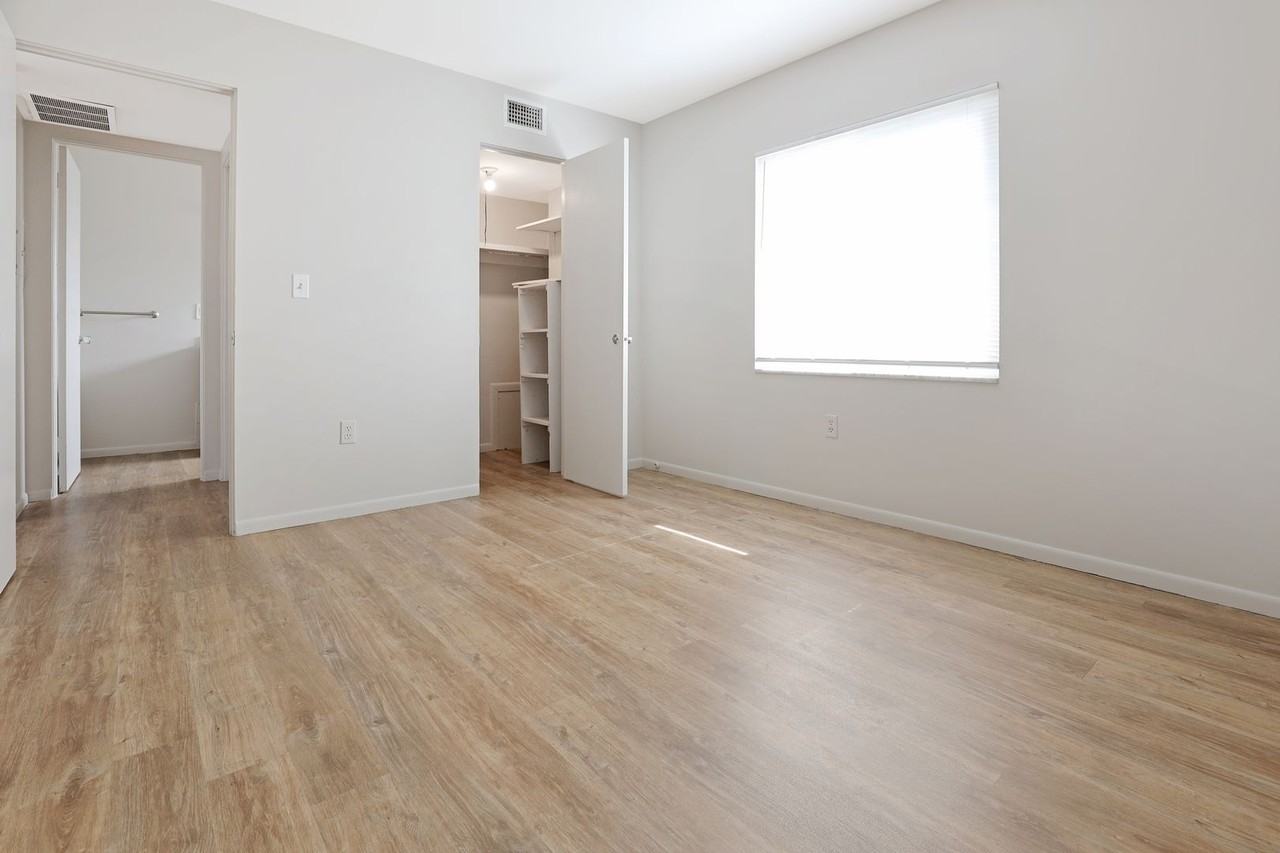 2304 Ringling Blvd - Photo 7 of 11