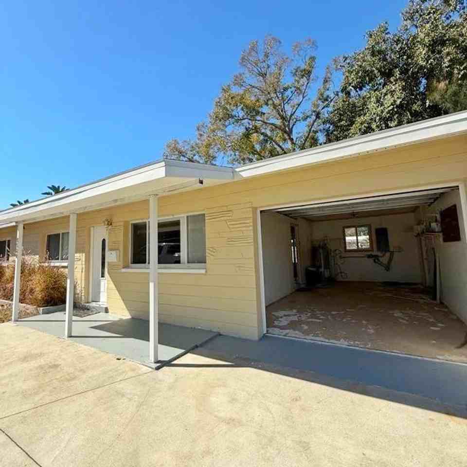 5520 Hobson St Ne - Photo 4 of 33