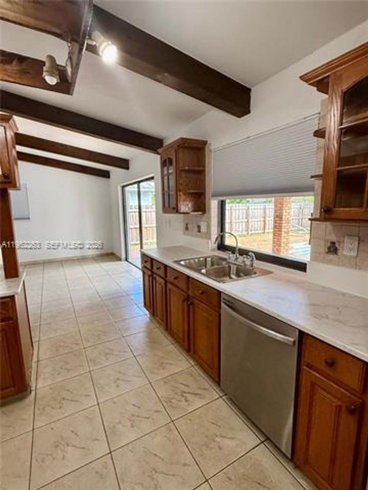 11041 Sw 140th Ave #0 - Photo 4 of 19