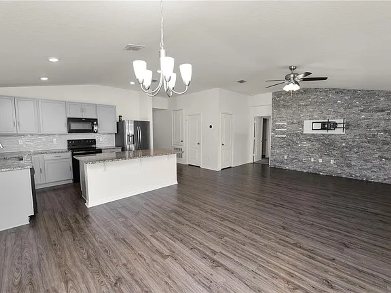 7525 Ibis Dr - Photo 3 of 13