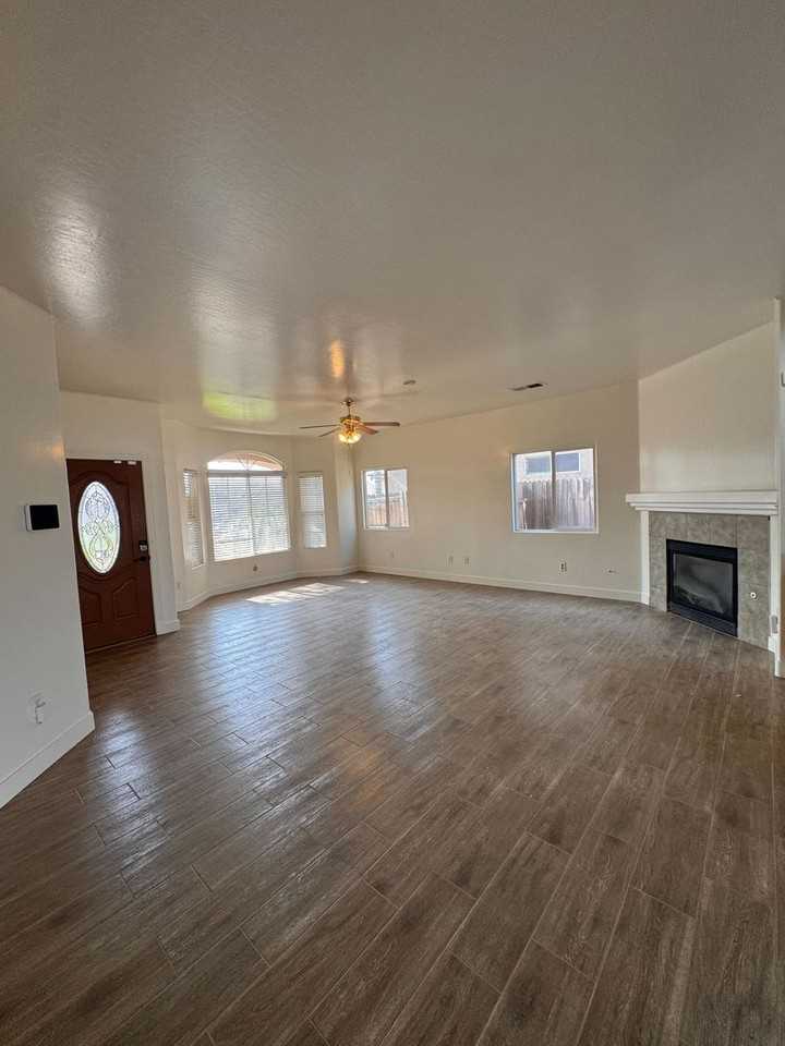 716 New Zealand Dr - Photo 4 of 16